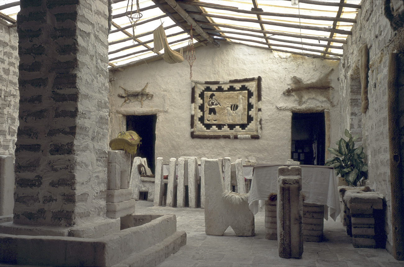 chi_4_12 hotel_de_sal.jpg - Uyuni salar d'Uyuni l'hôtel de Sal bien nommé puisque le matériau de construction principal est le sel. Depuis 2002 il est fermé